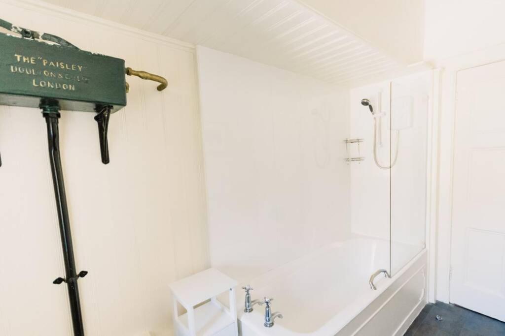 Wallace Apartment - A Unique Apartment In Countryside Park With Wifi And Access To Bar And Pool Perth Buitenkant foto